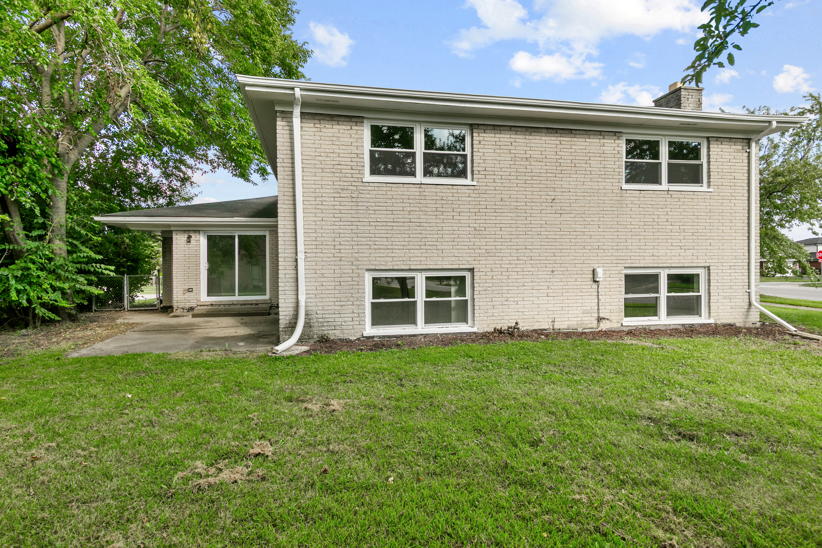 326 S Minerva Avenue Property Photo 4