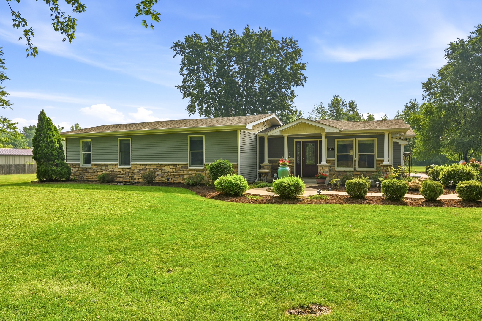 32 E Rickard Drive Property Photo 2
