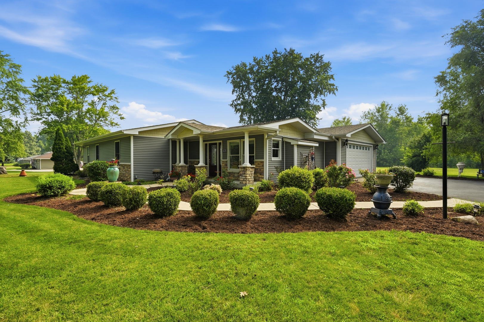 32 E Rickard Drive Property Photo 3