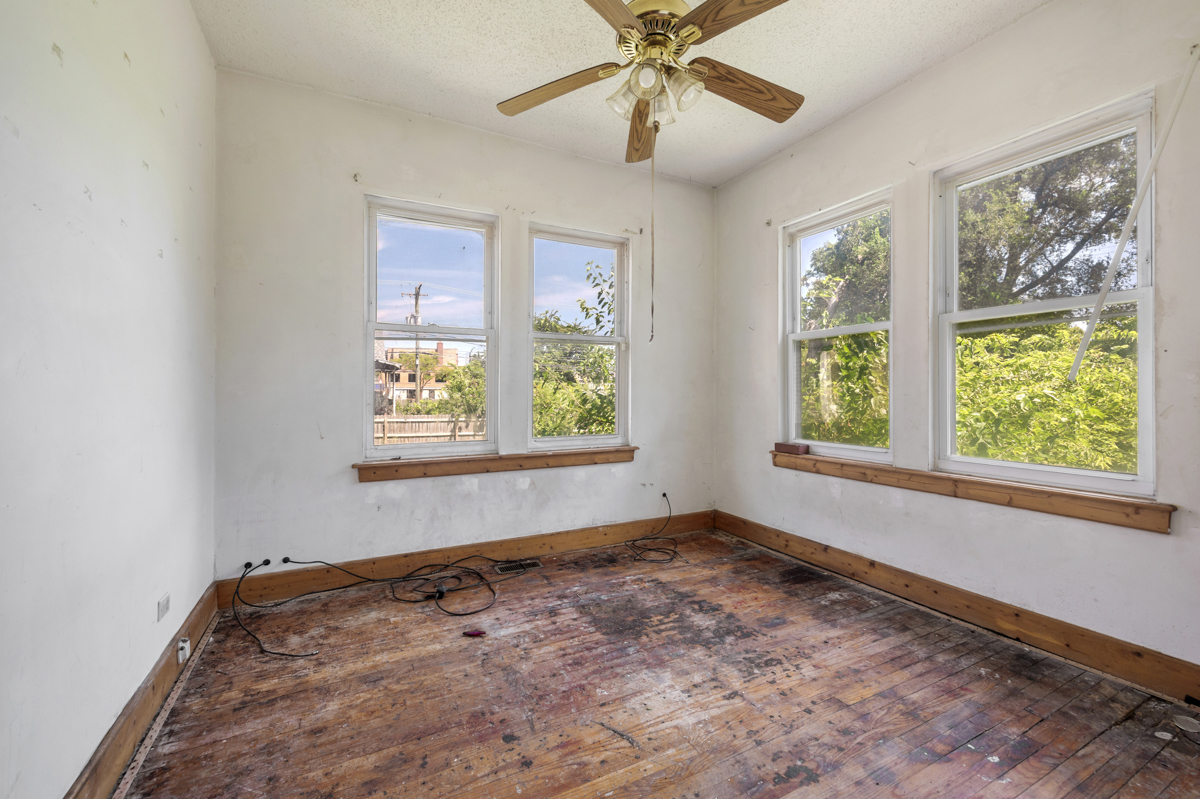 7927 S Ridgeland Avenue Property Photo 13