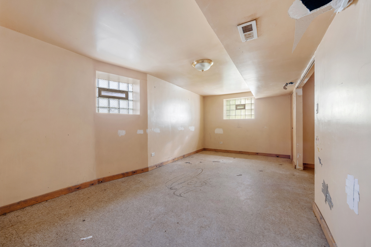7927 S Ridgeland Avenue Property Photo 20