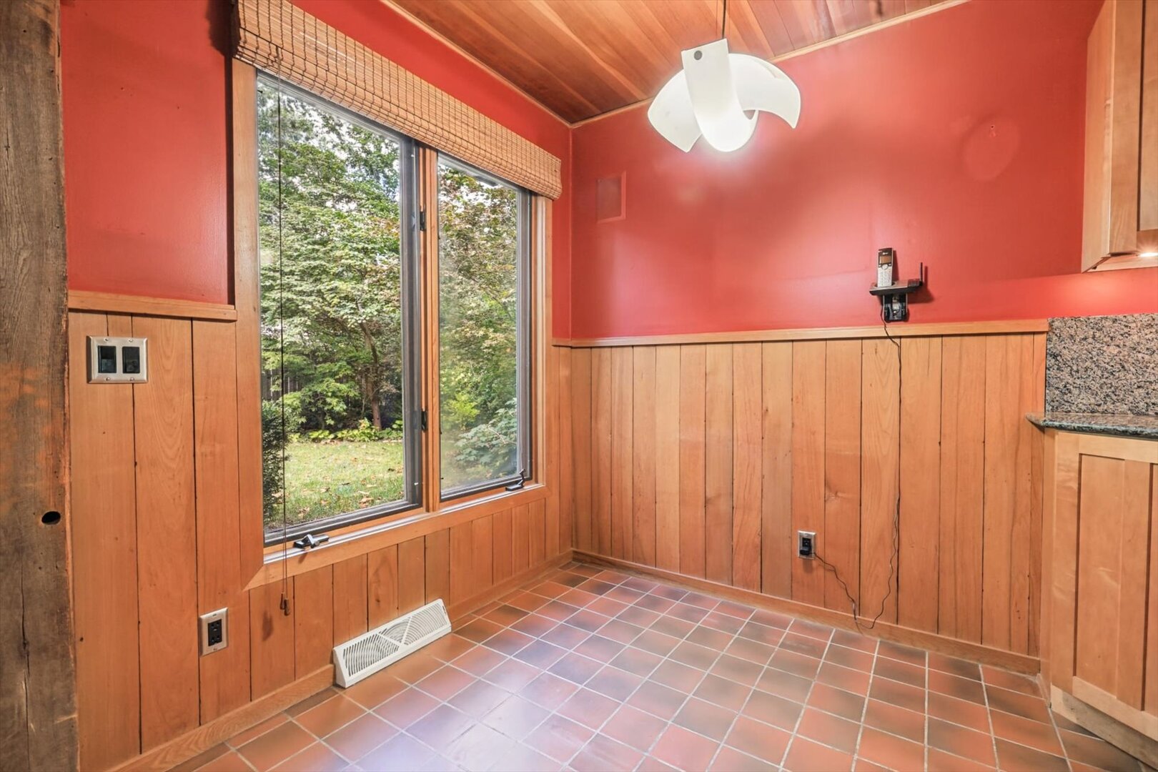 802 La Sell Drive Property Photo 8