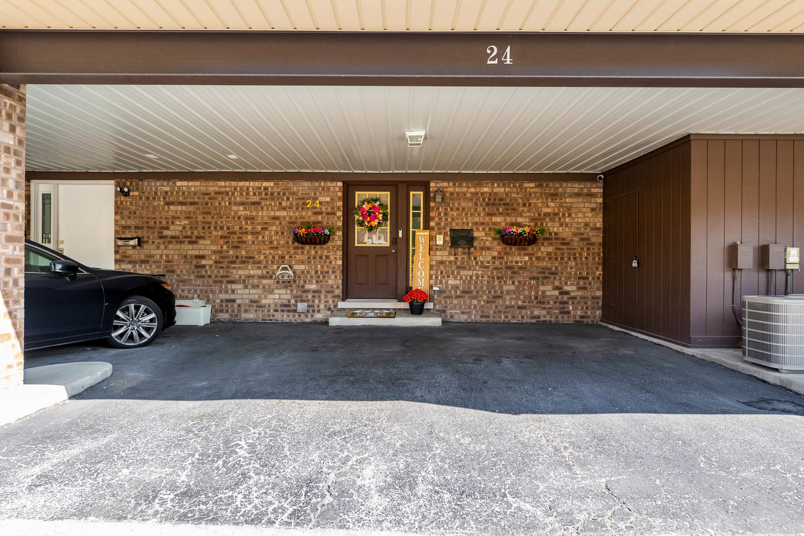 24 Cour Madeleine Court Property Photo 2