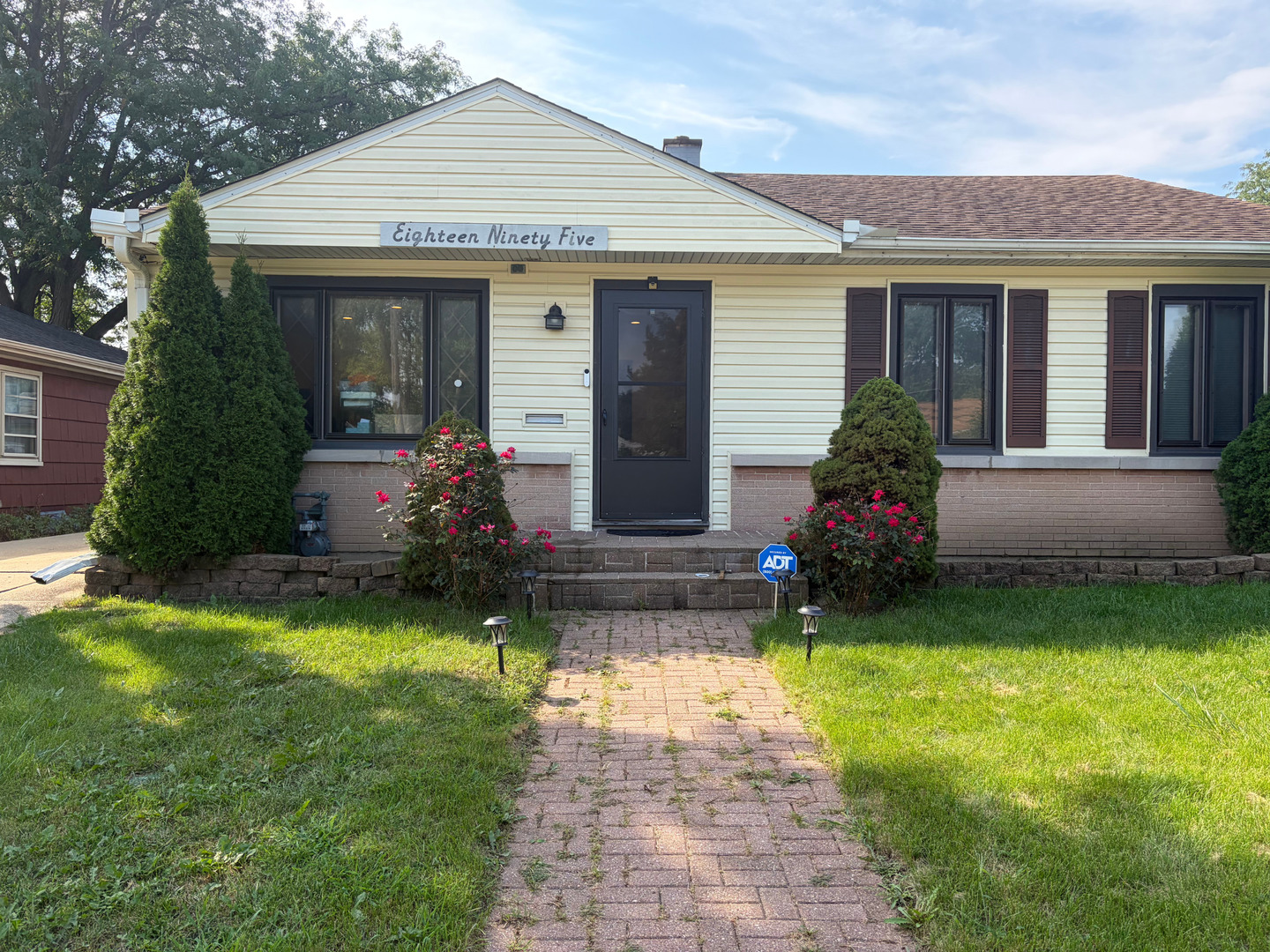 1895 Welwyn Avenue Property Photo 1