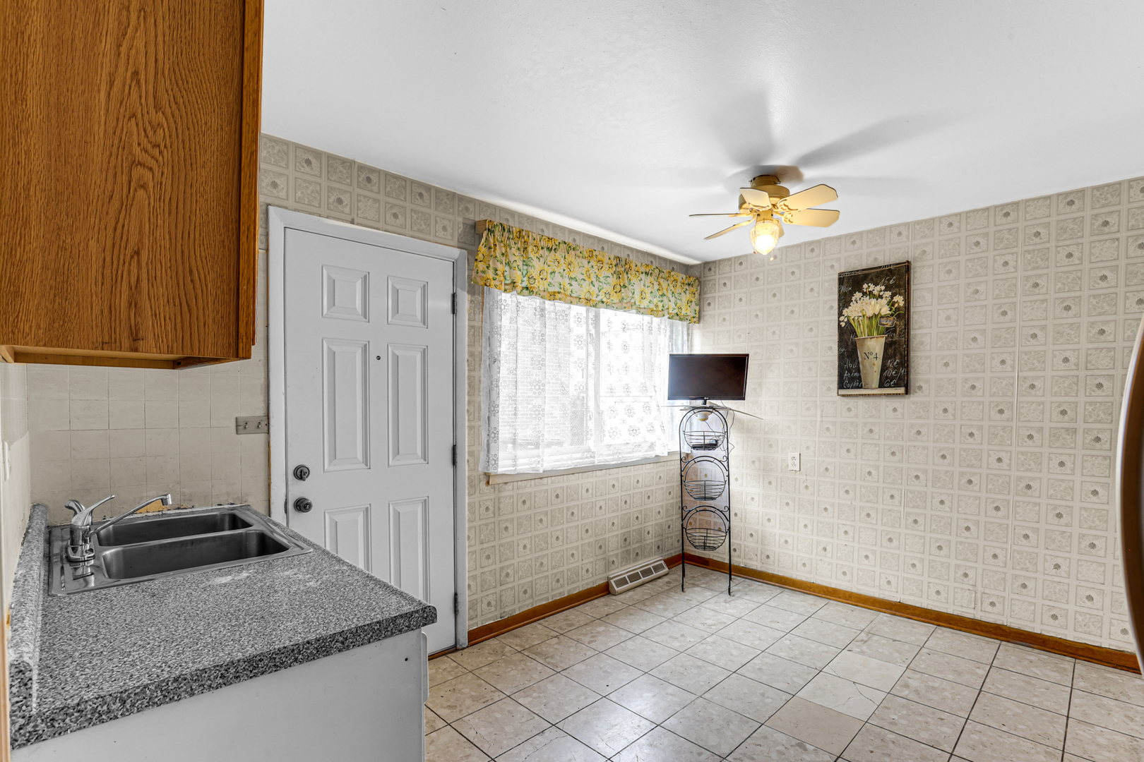 9123 Lamon Avenue D Property Photo 4