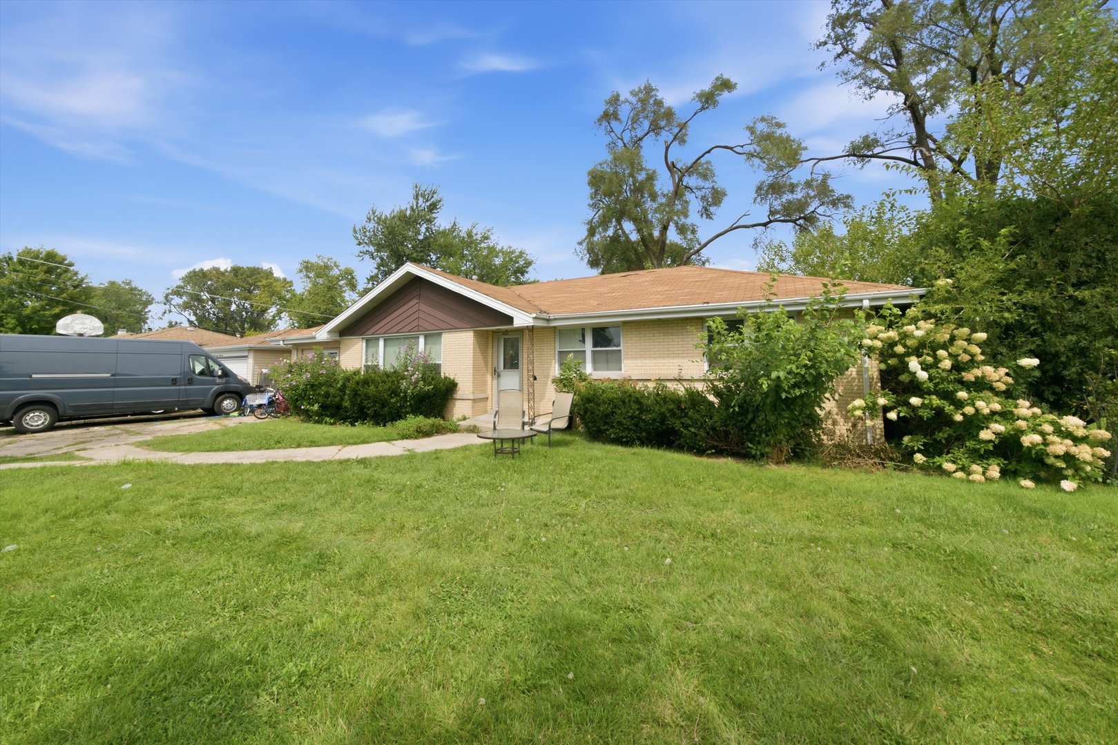 9342 S 76th Avenue Property Photo 2