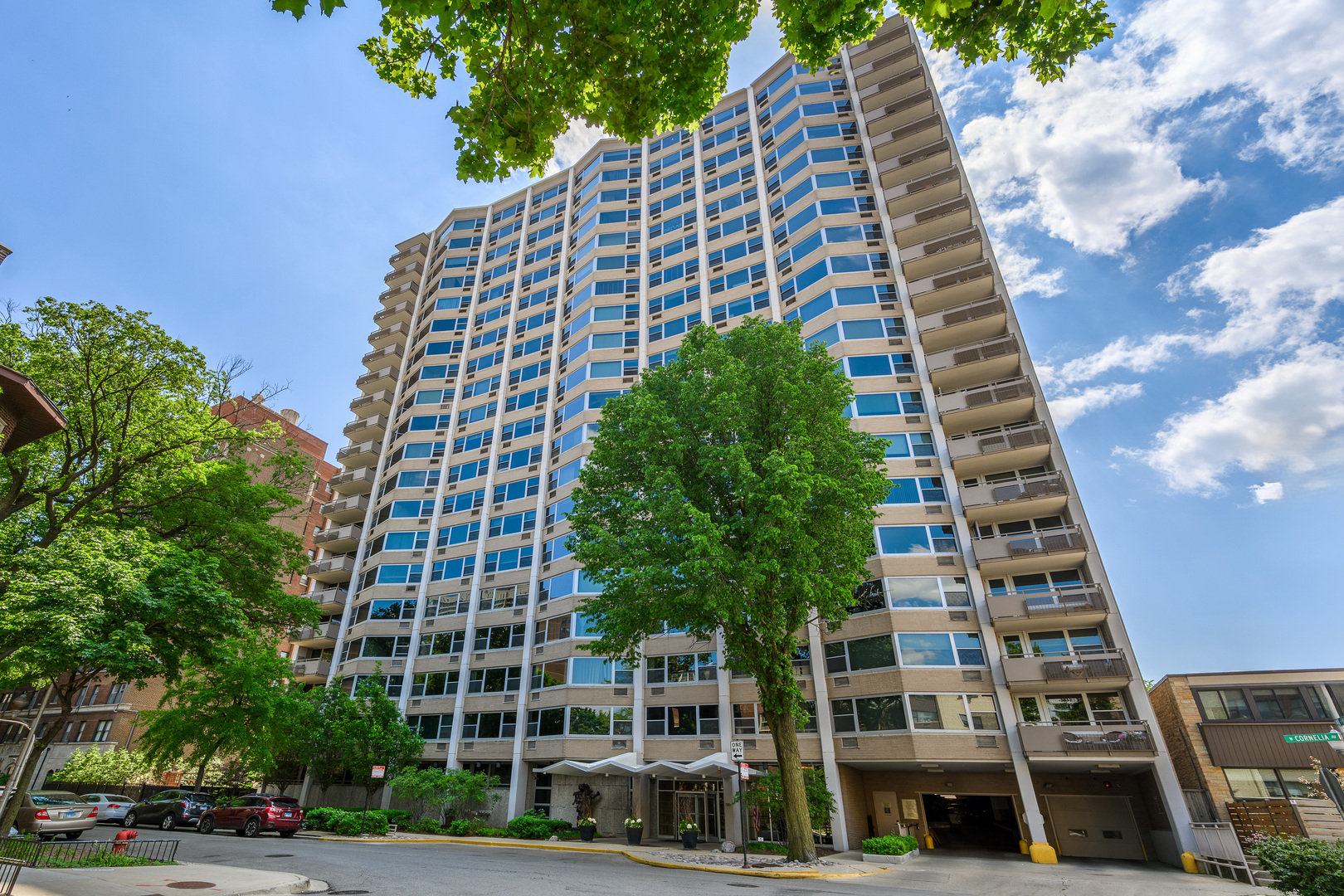 555 W Cornelia Avenue 403