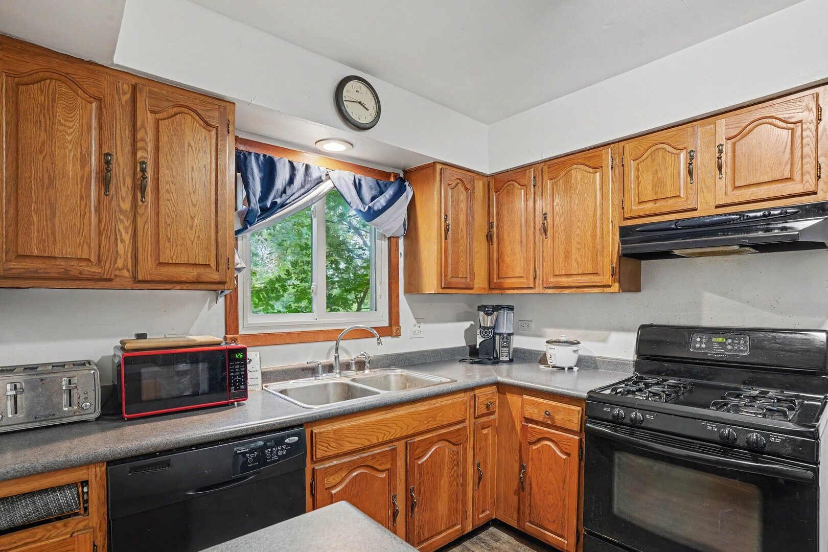 1055 Belle Plaine Avenue Property Photo 6