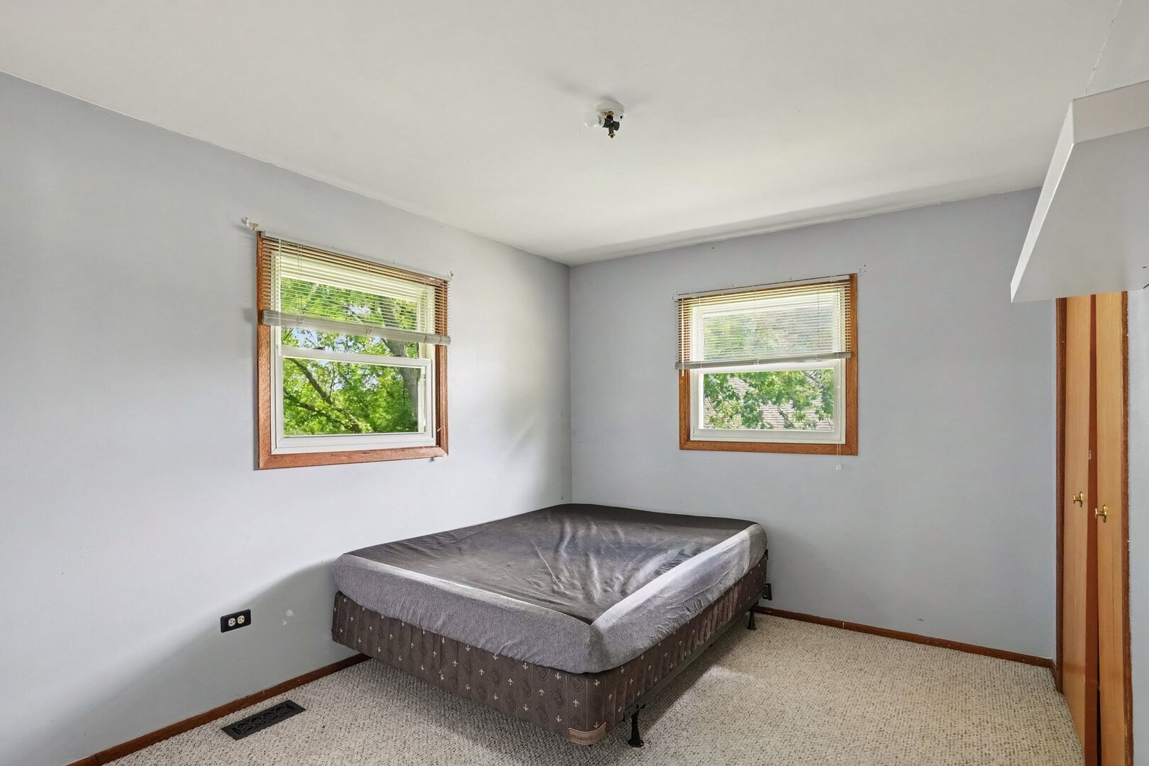 1055 Belle Plaine Avenue Property Photo 9