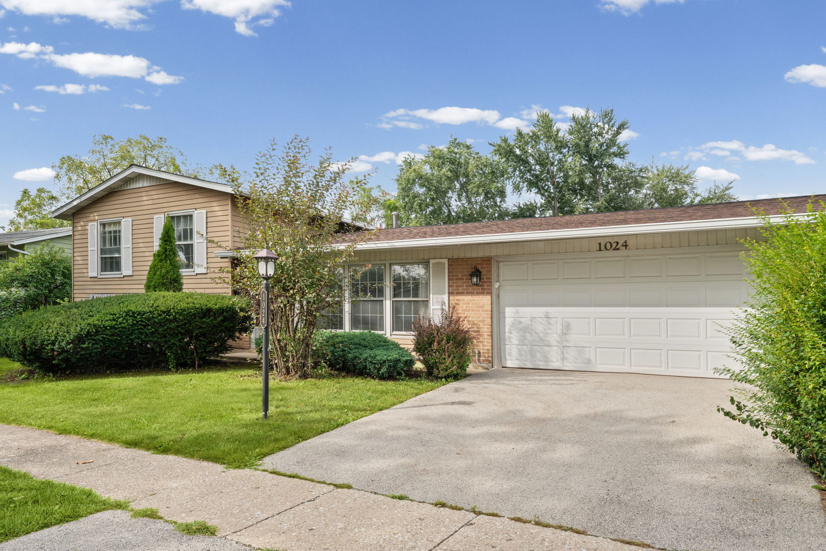 1024 Yorkshire Drive Property Photo 2