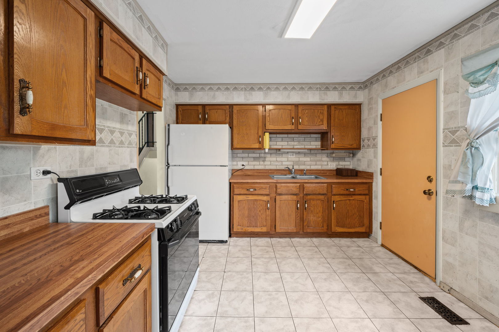 1024 Yorkshire Drive Property Photo 6