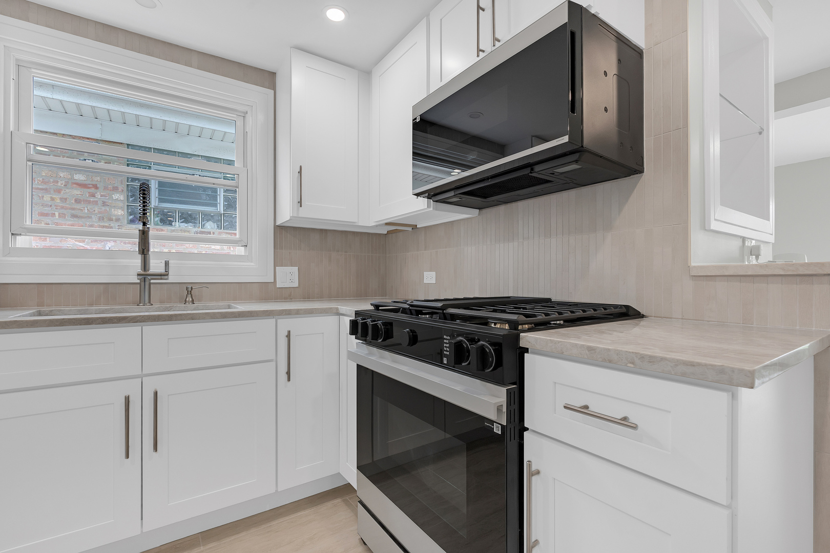 5505 N Nagle Avenue Property Photo 13