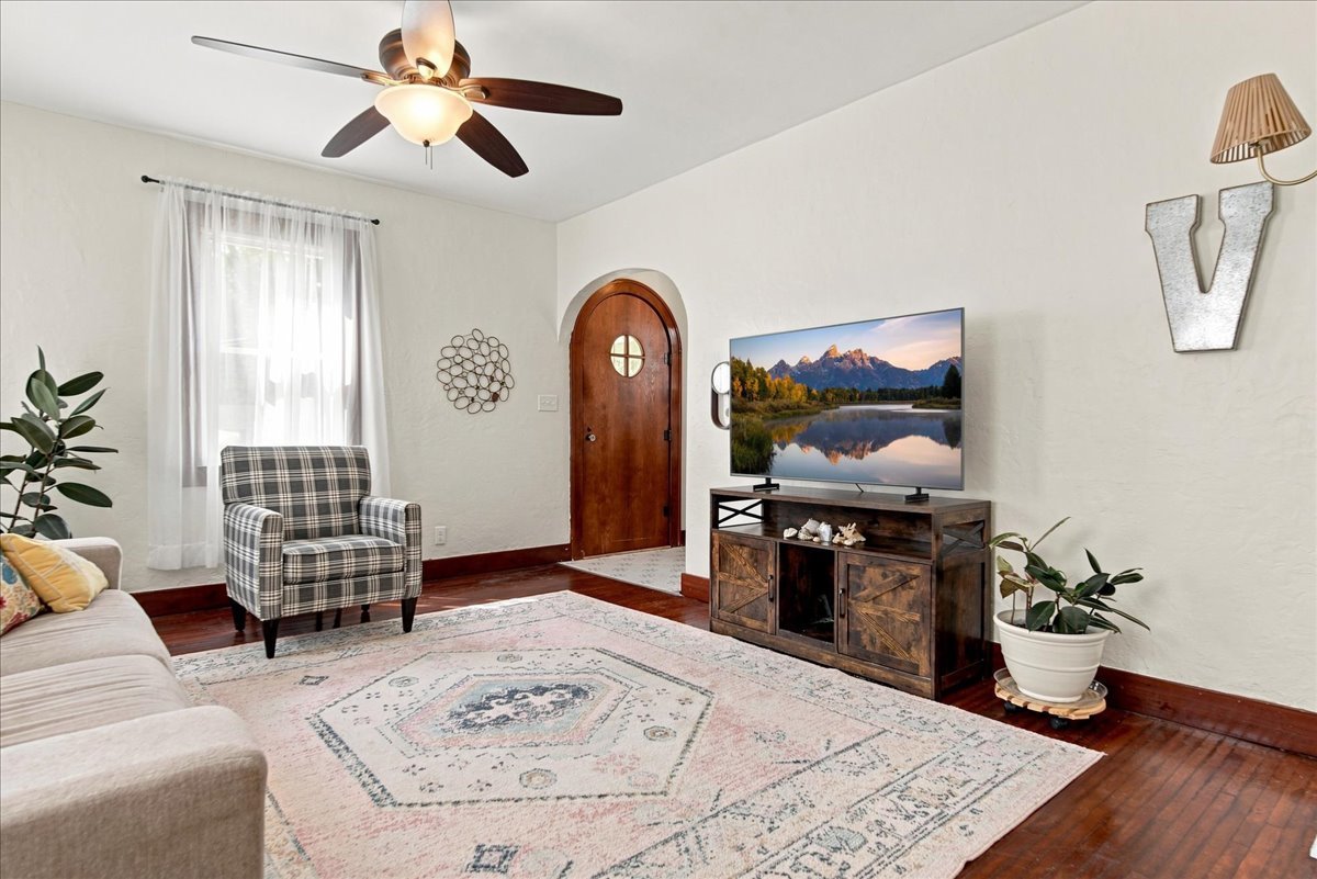 930 N Dixon Avenue Property Photo 3