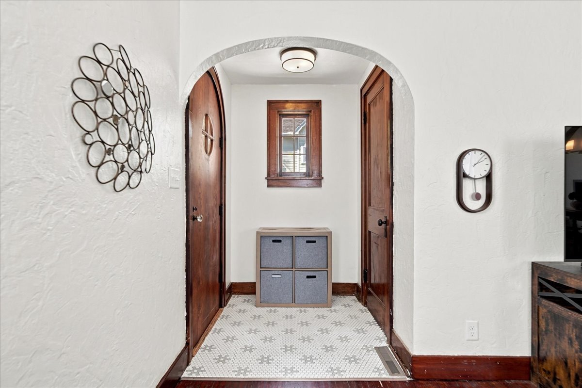 930 N Dixon Avenue Property Photo 6