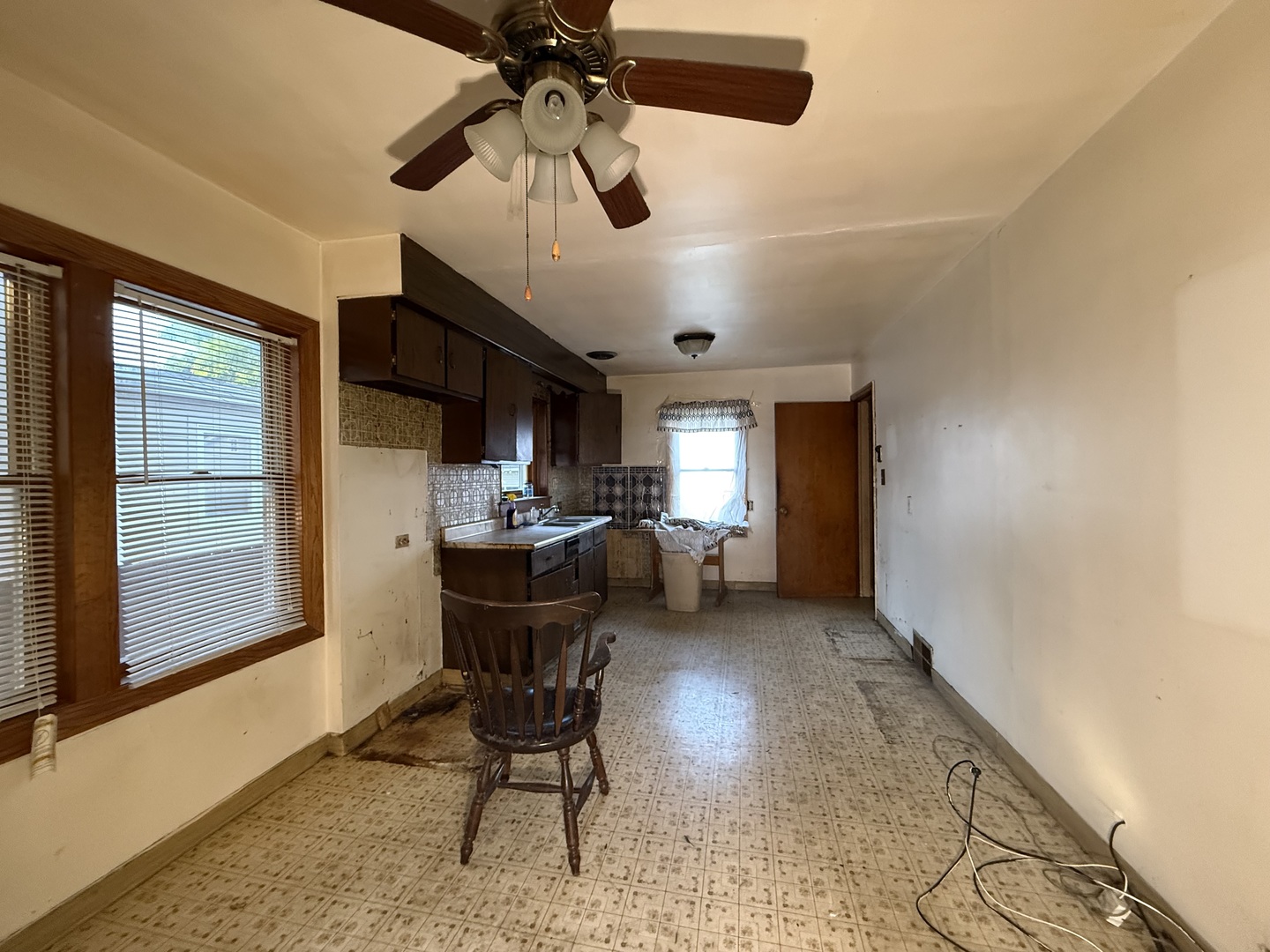 5643 S Newcastle Avenue Property Photo 4