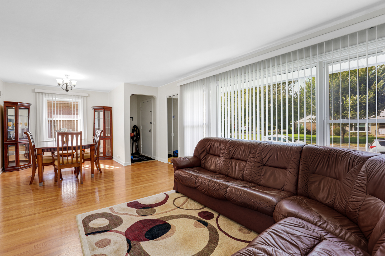 5253 Davis Street Property Photo 4