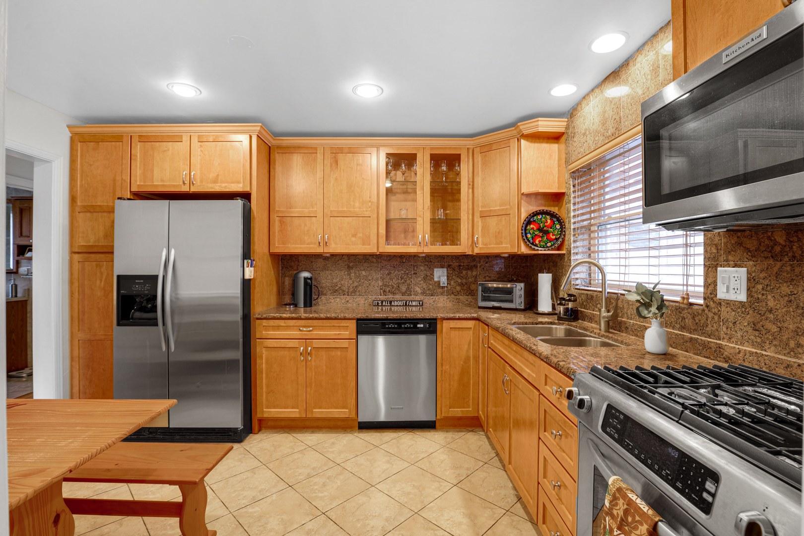 5253 Davis Street Property Photo 6