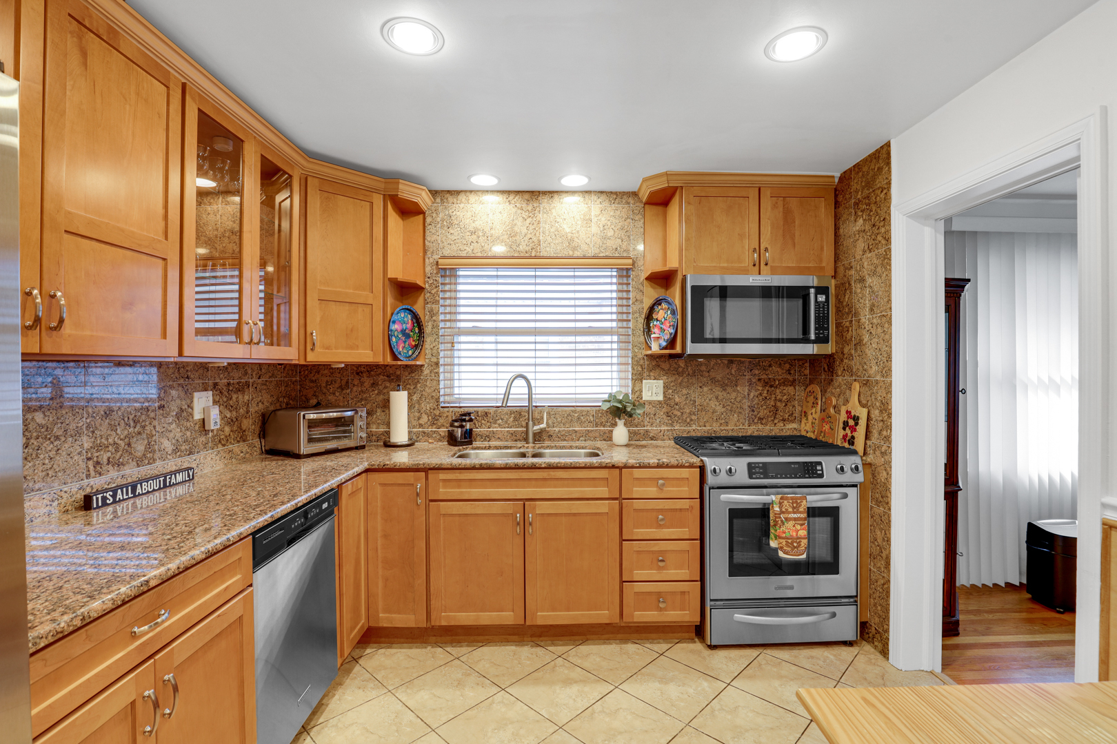 5253 Davis Street Property Photo 7