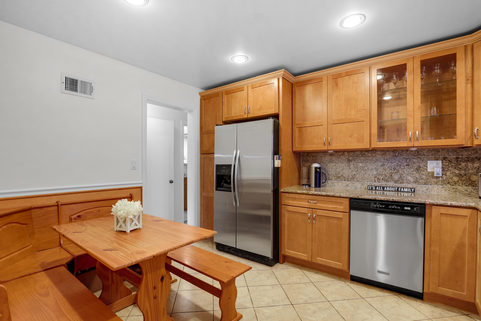 5253 Davis Street Property Photo 8