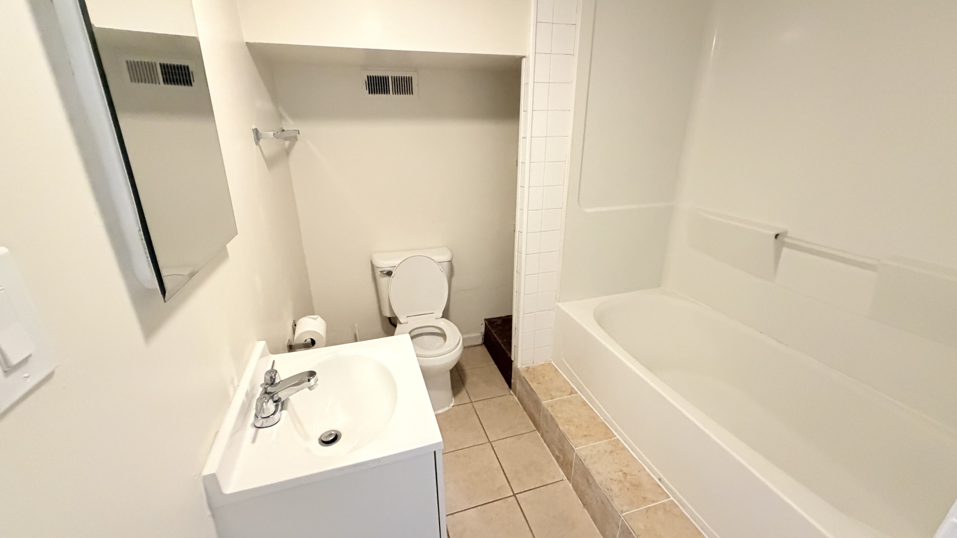 5706 N Maplewood Avenue G Property Photo 9