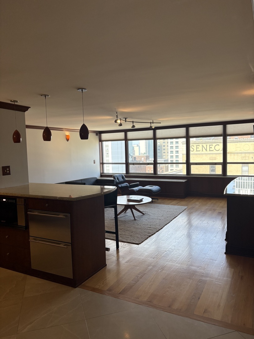 201 E Chestnut Street 22c Property Photo 2