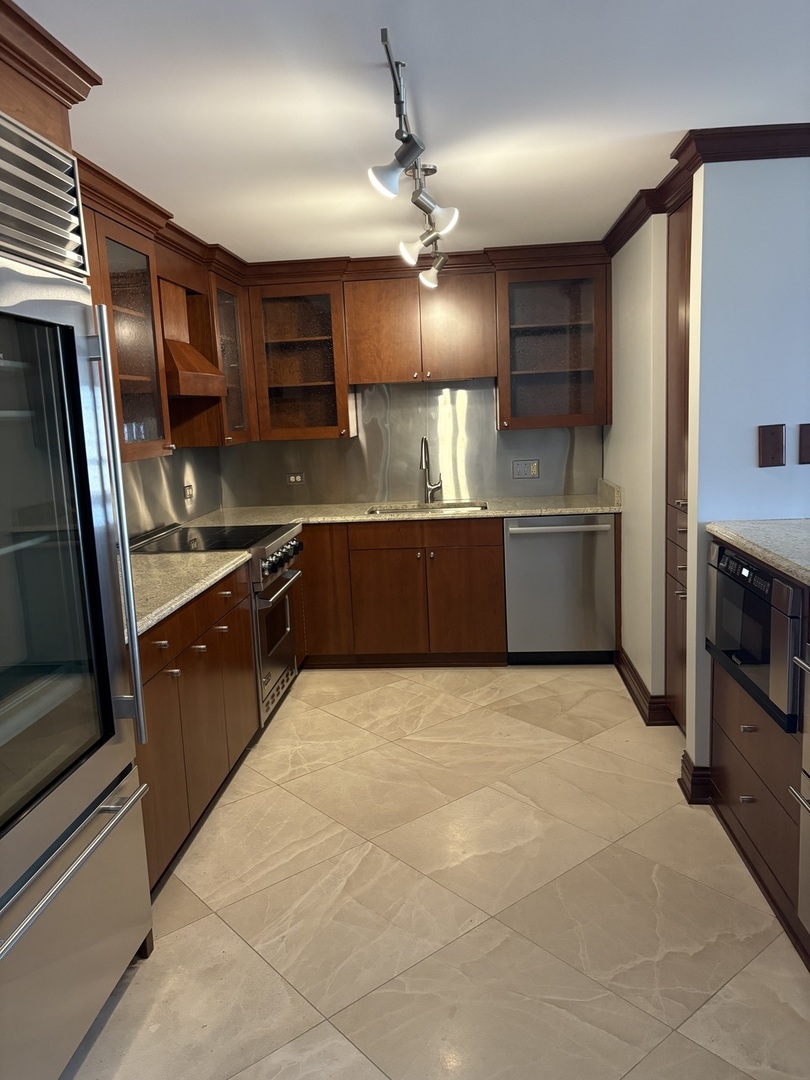 201 E Chestnut Street 22c Property Photo 4