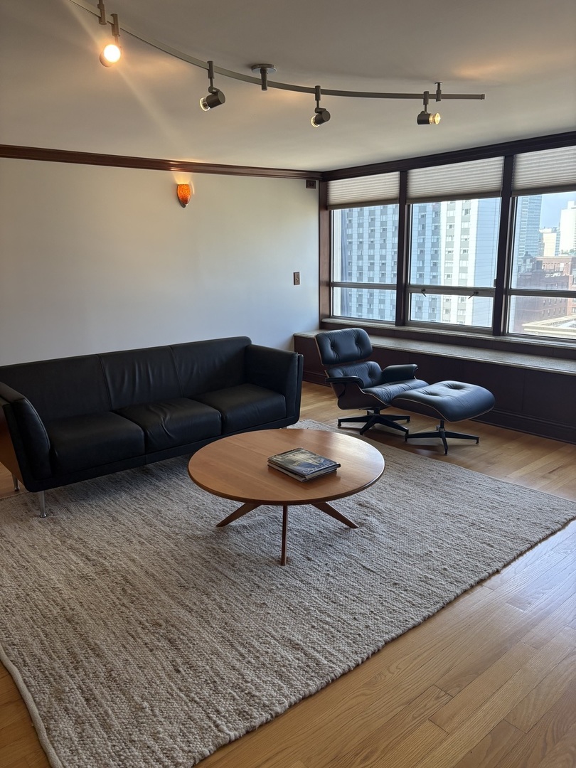 201 E Chestnut Street 22c Property Photo 6