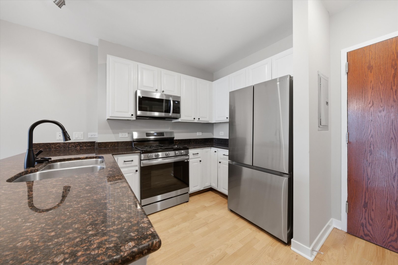 1610 W Fullerton Avenue 403 Property Photo 4