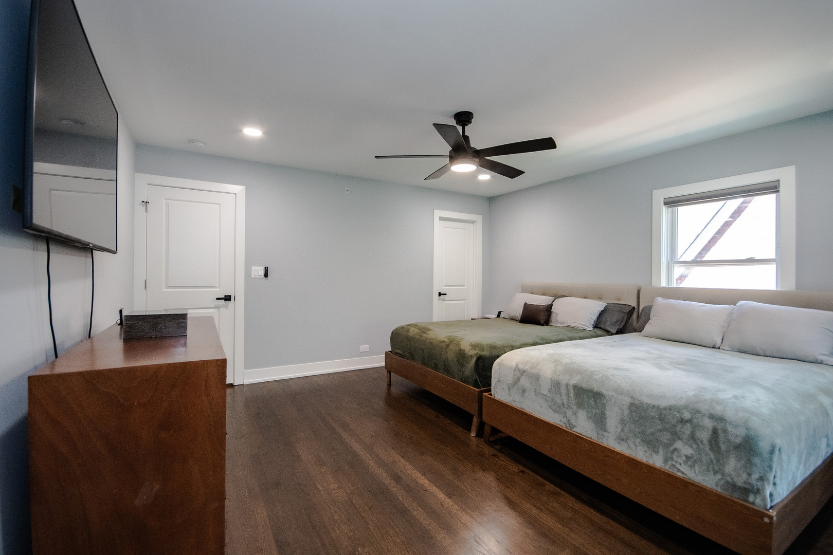 6630 N Trumbull Avenue Property Photo 12