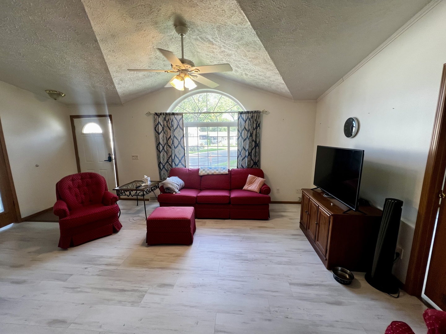 1074 Lakeview Road Property Photo 6