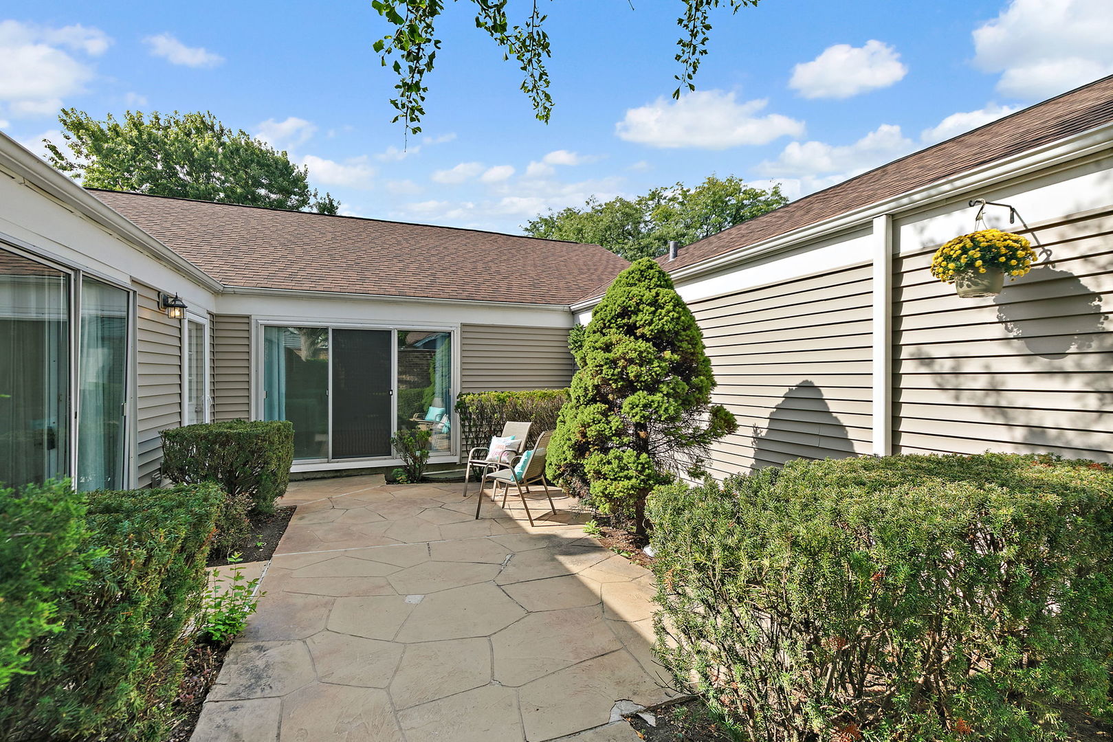 954 Dartmouth Drive Property Photo 2