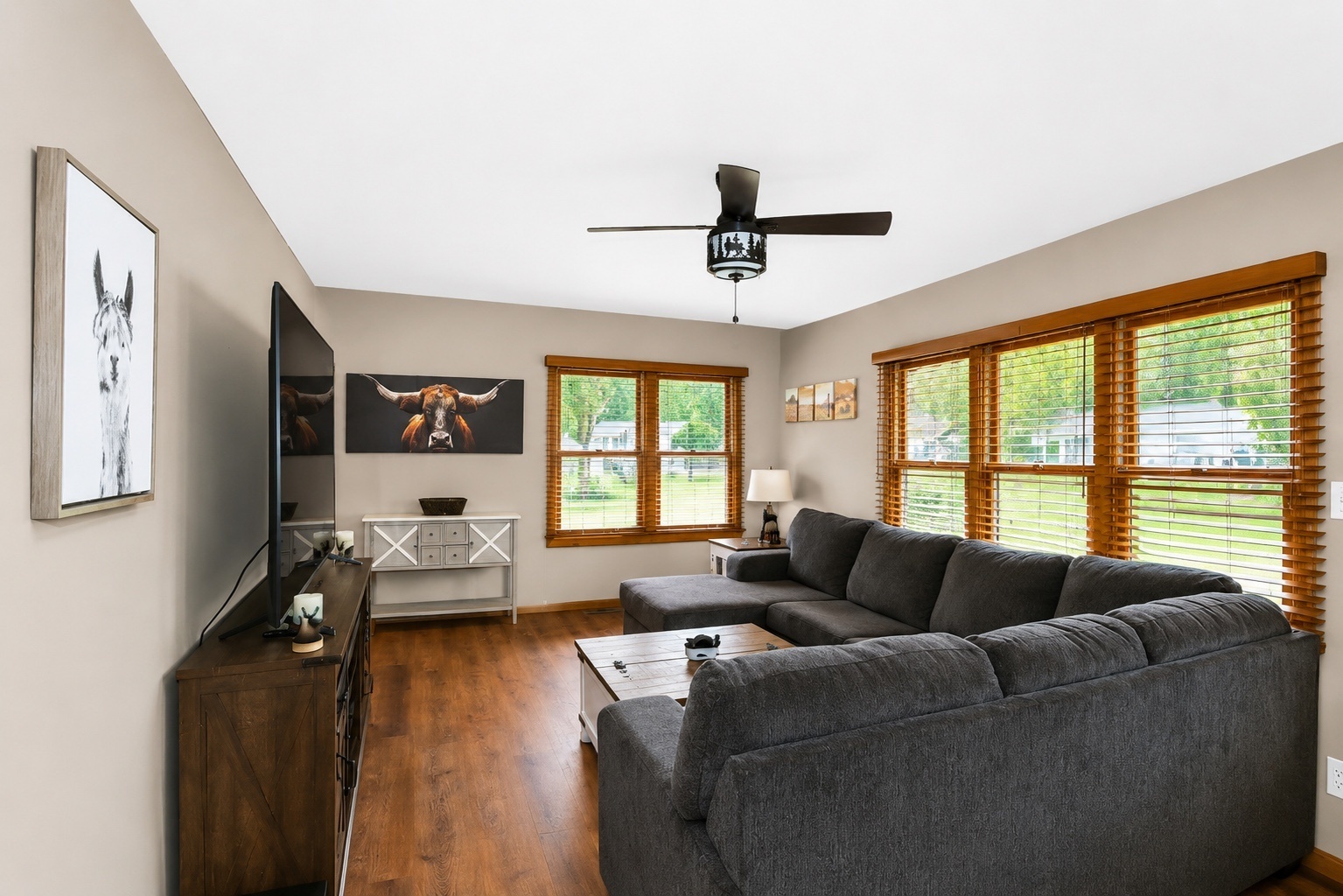 2302 Manor Lane Property Photo 4