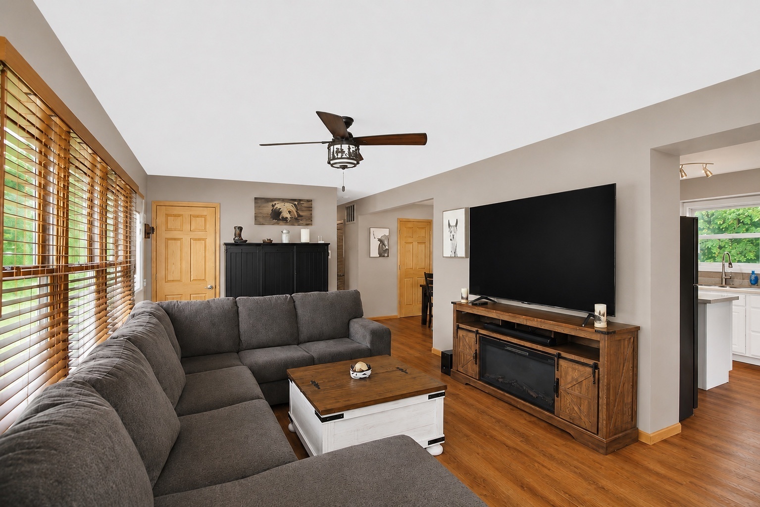 2302 Manor Lane Property Photo 5