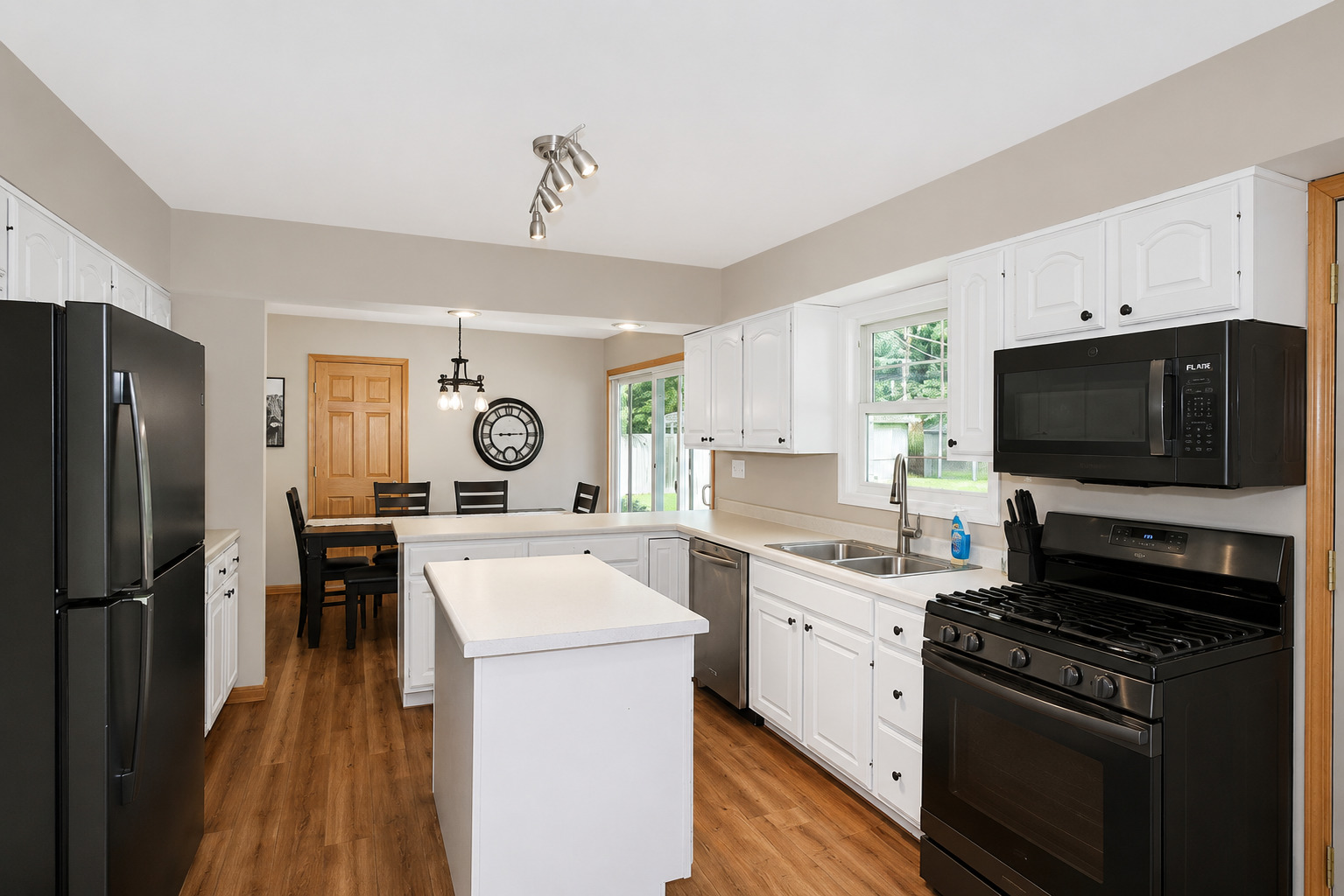 2302 Manor Lane Property Photo 8