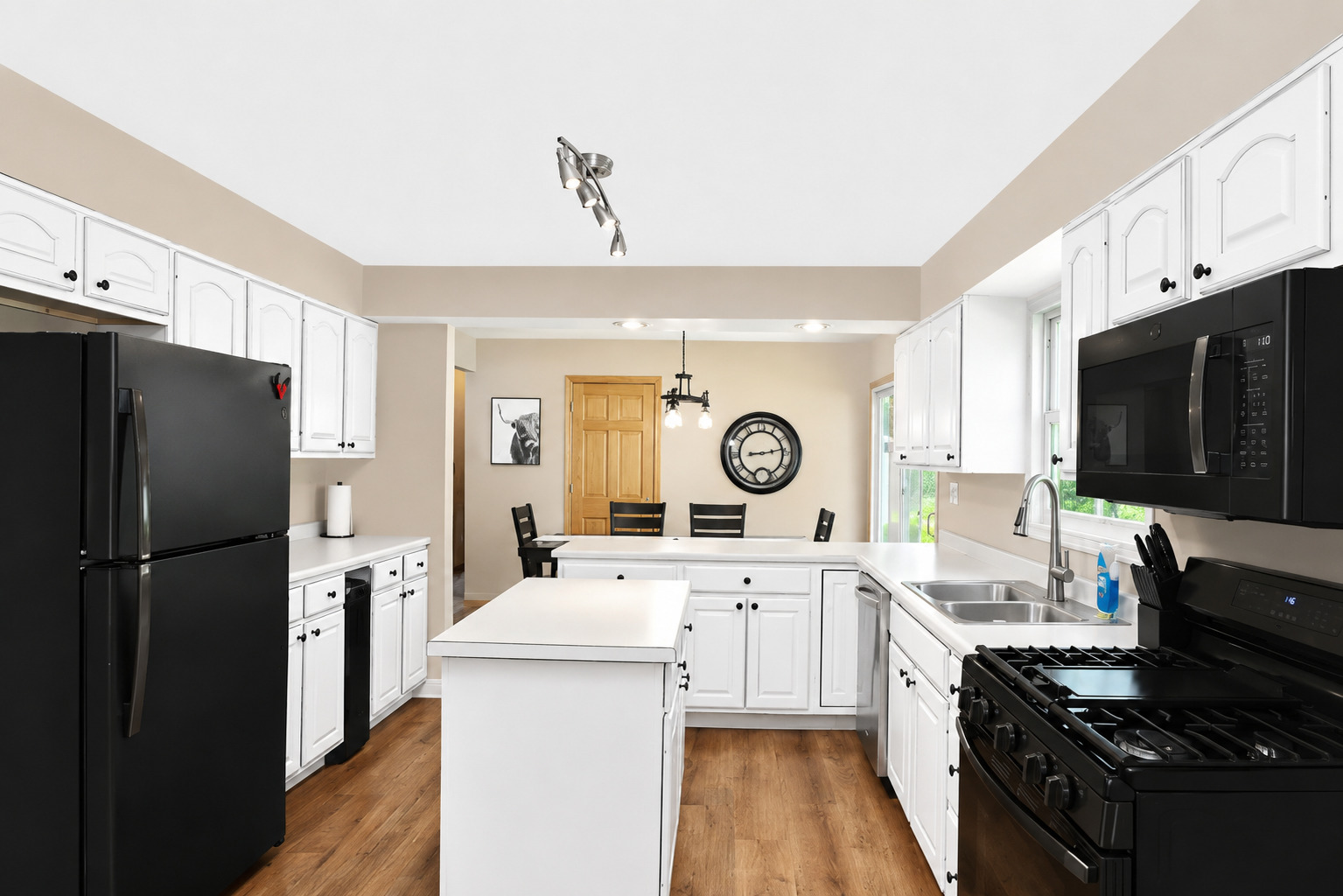 2302 Manor Lane Property Photo 11