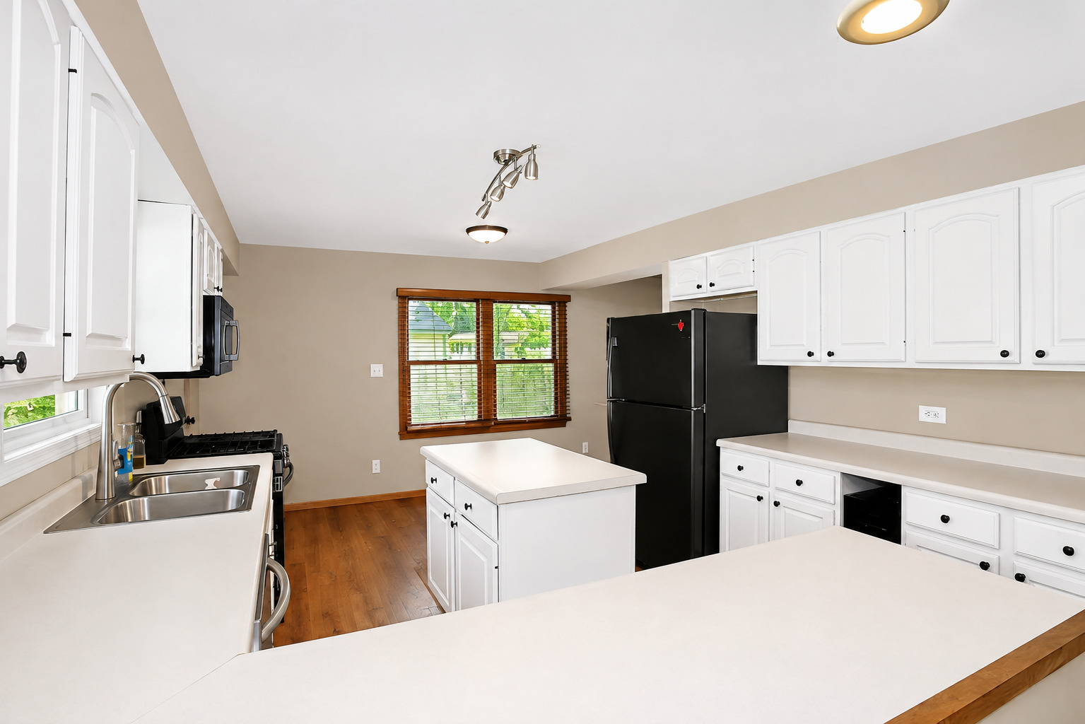 2302 Manor Lane Property Photo 12