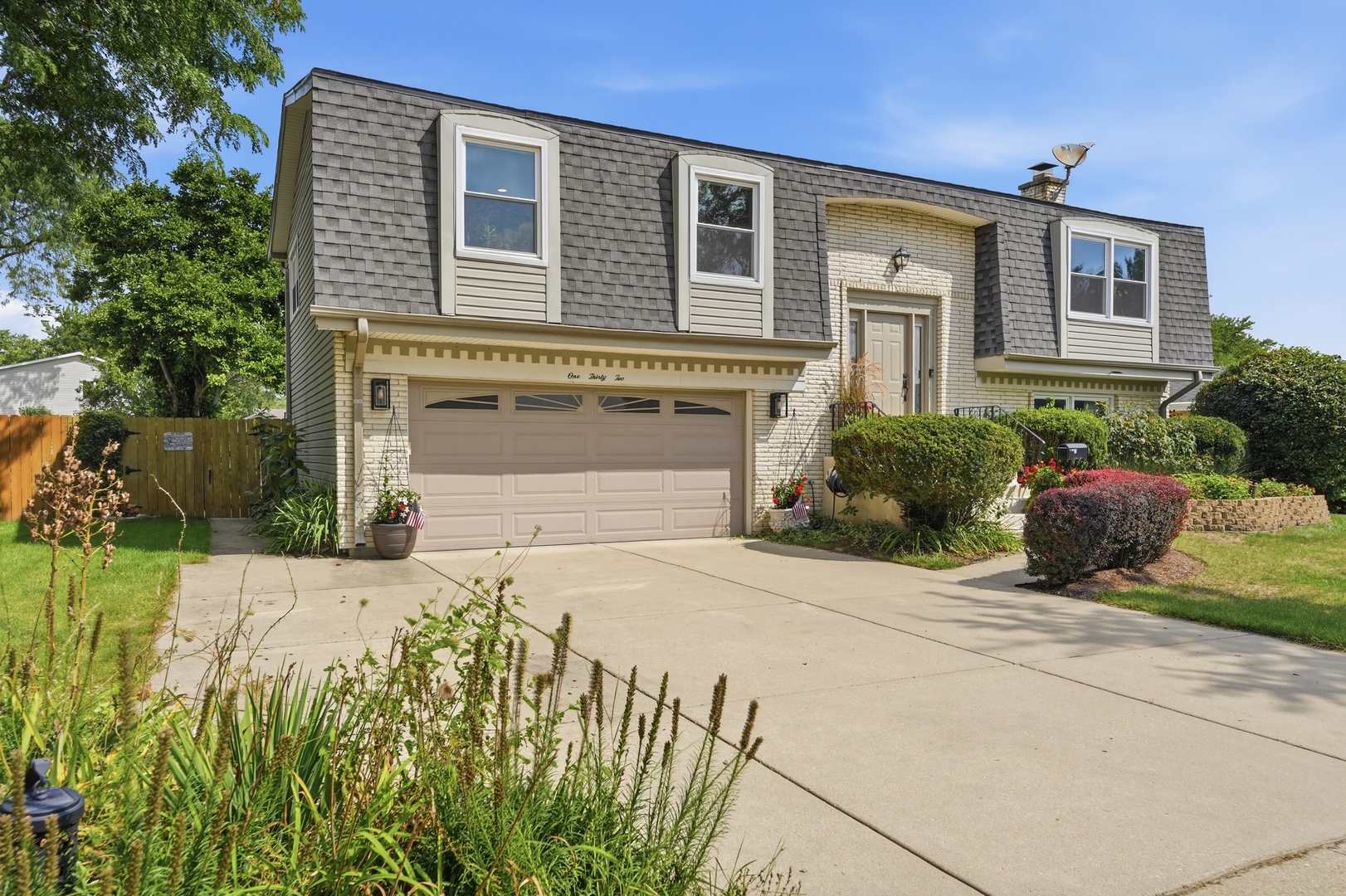 132 W King Arthur Court Property Photo 1