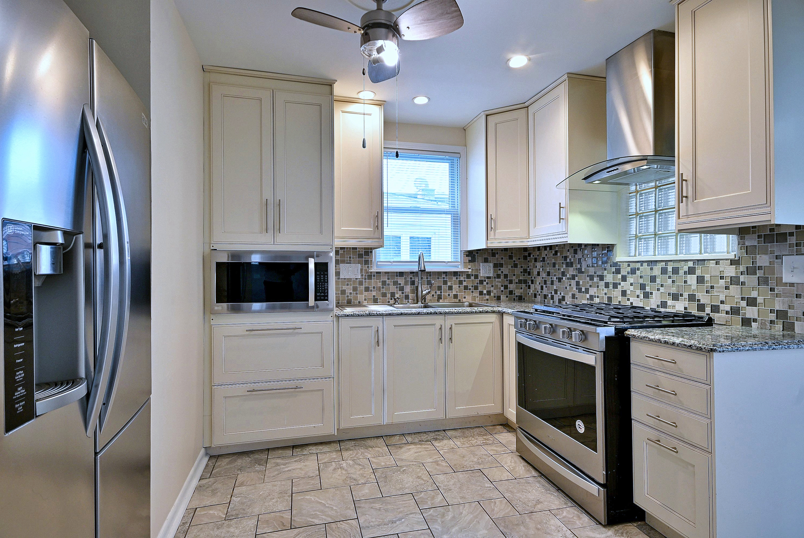 2726 S 60th Court Property Photo 8