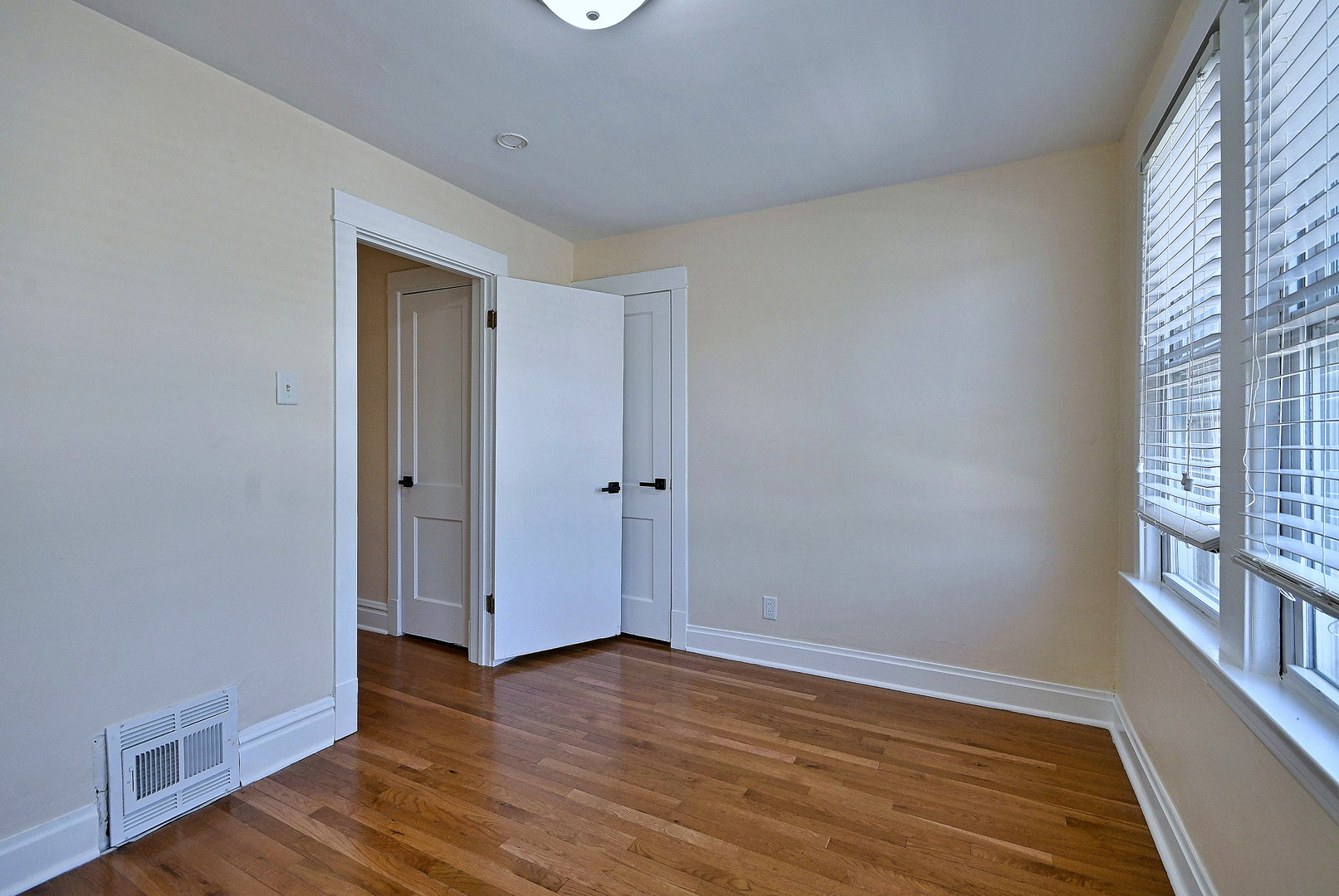 2726 S 60th Court Property Photo 15