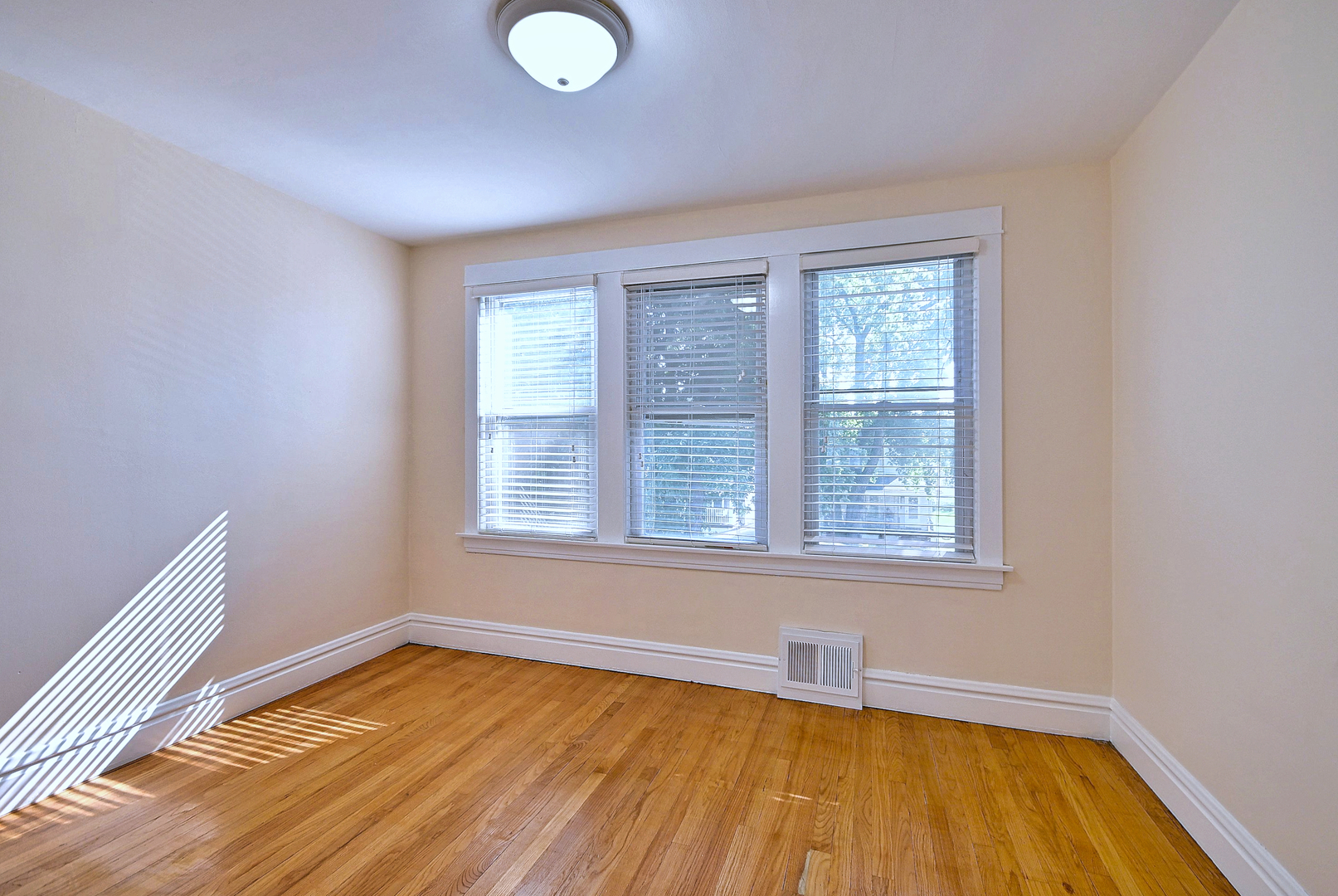 2726 S 60th Court Property Photo 18