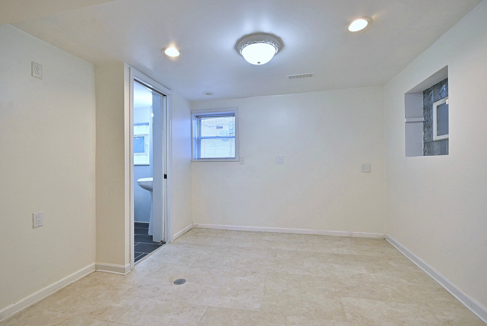 2726 S 60th Court Property Photo 29