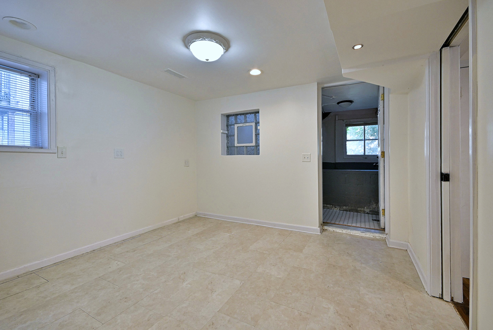 2726 S 60th Court Property Photo 31
