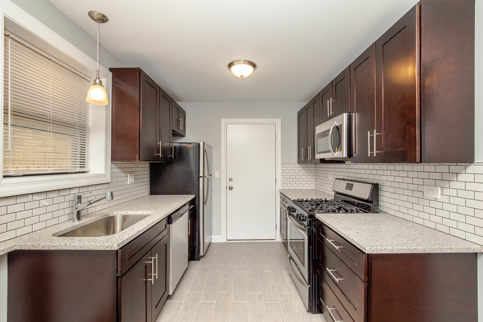 6807 N Ridge Boulevard G2 Property Photo 3