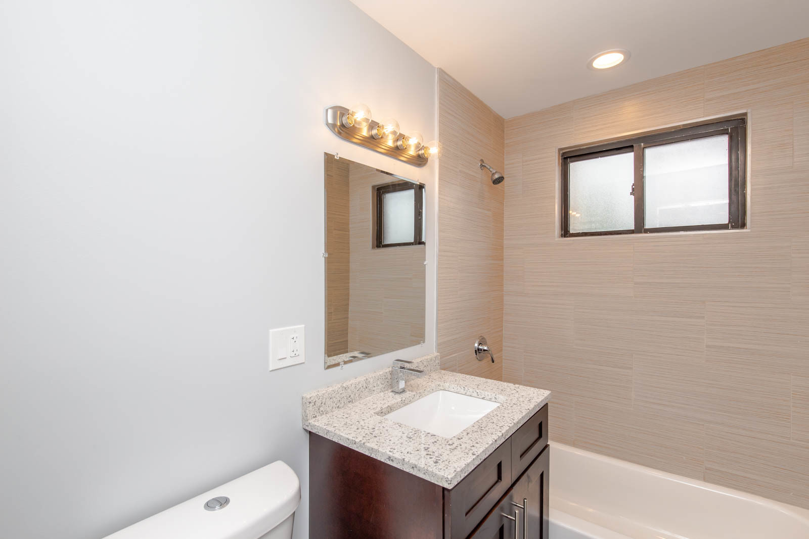 6807 N Ridge Boulevard G2 Property Photo 7