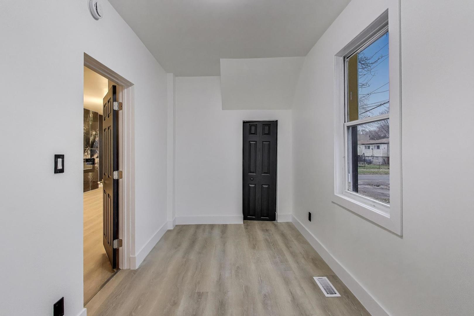 1117 W 57th Street Property Photo 12