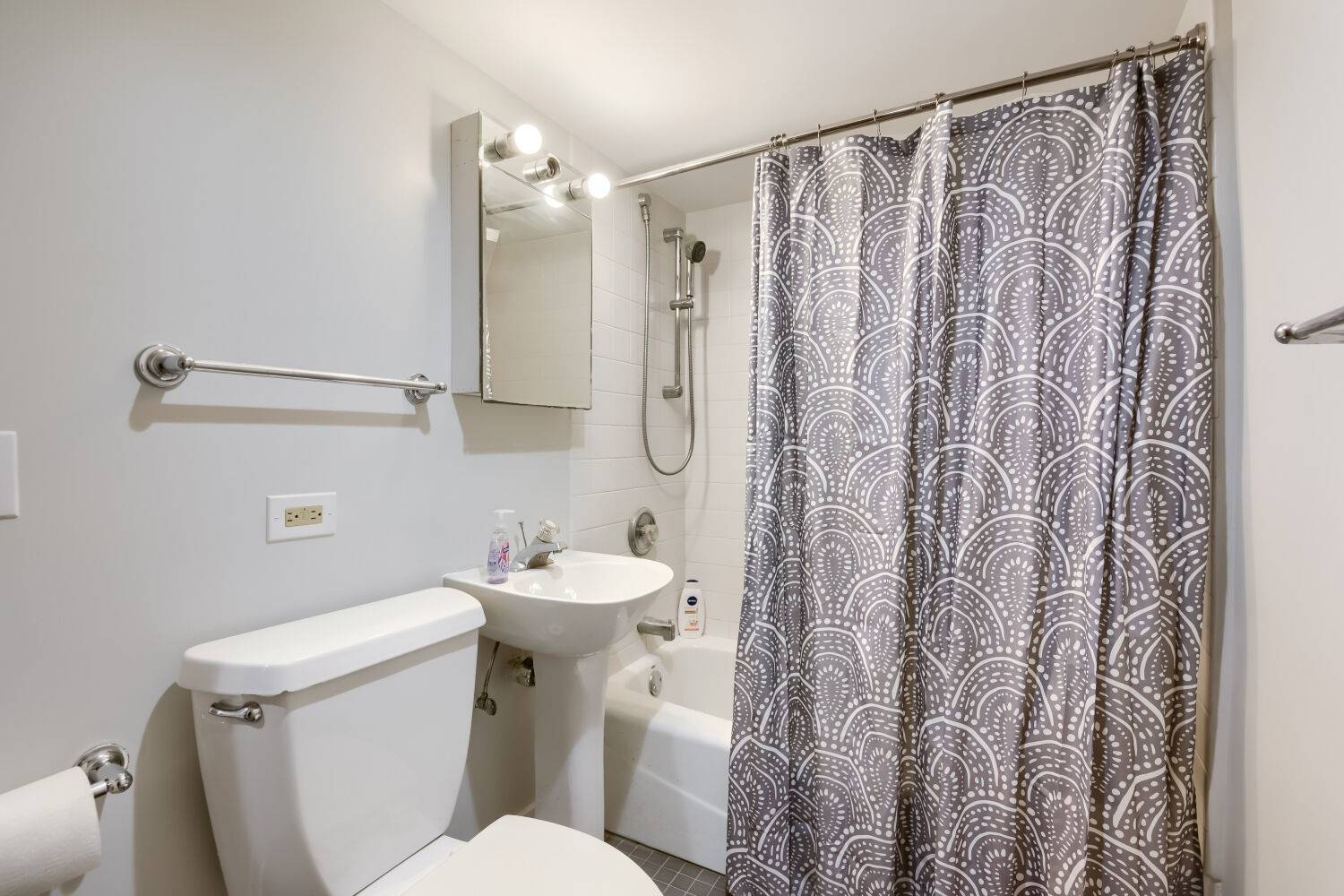 5472 S Dorchester Avenue Property Photo 18