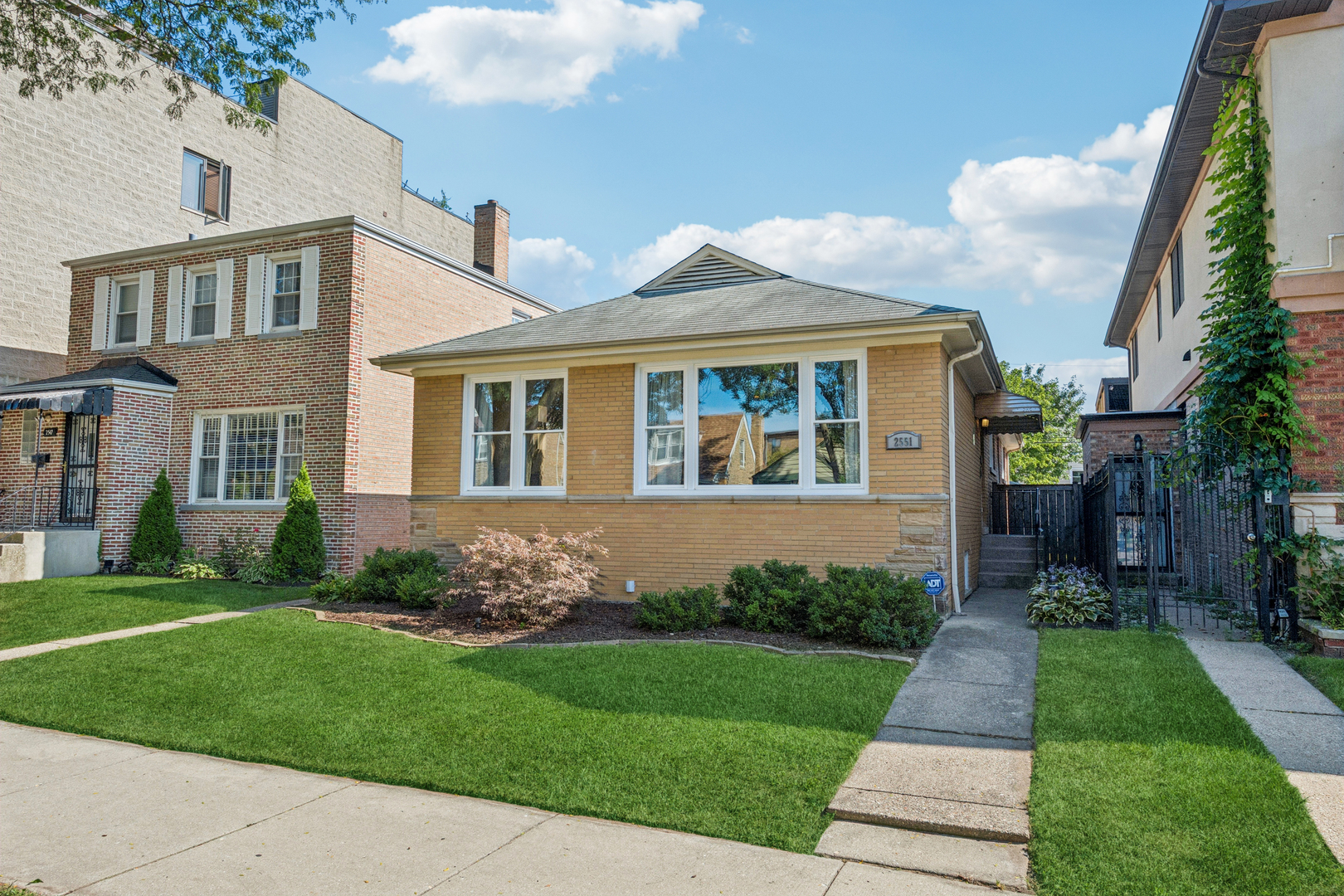 2551 W Balmoral Avenue Property Photo 1