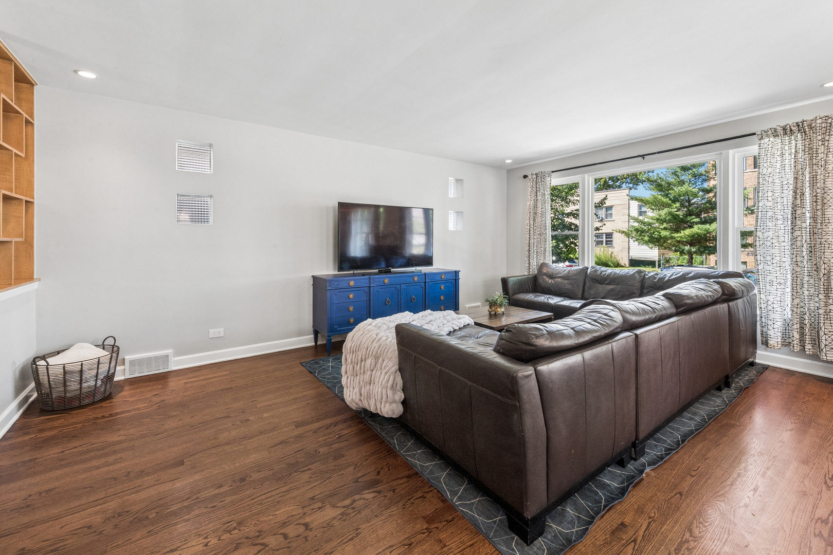 2551 W Balmoral Avenue Property Photo 4