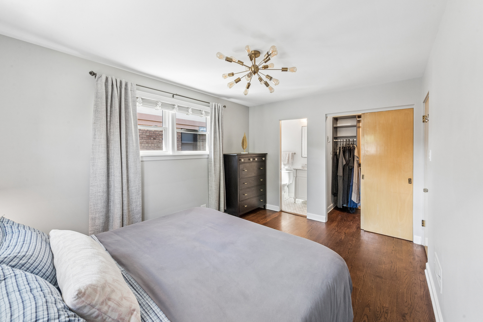 2551 W Balmoral Avenue Property Photo 9