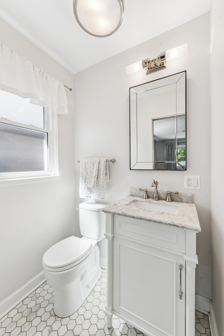 2551 W Balmoral Avenue Property Photo 10